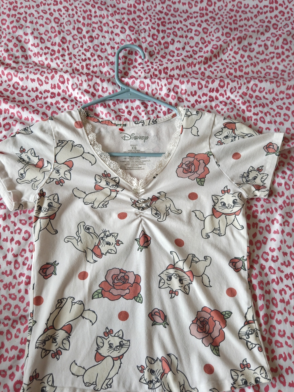 Disney Juniors' Cream Marie Cat Print Cropped Shirt